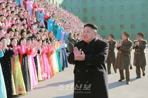 김정은원수님께서 조선인민군 제2차 군인가족열성자대회 참가자들과 함께 기념사진을 찍으시였다.(조선중앙통신)