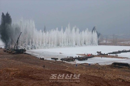 김정은원수님께서 조선인민군 서부전선 기계화타격집단 장갑보병구분대들의 겨울철도하공격연습을 조직지도하시였다.(조선중앙통신)