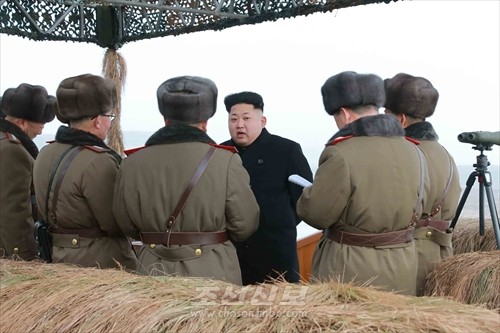 김정은원수님께서 조선인민군 서부전선 기계화타격집단 장갑보병구분대들의 겨울철도하공격연습을 조직지도하시였다.(조선중앙통신)