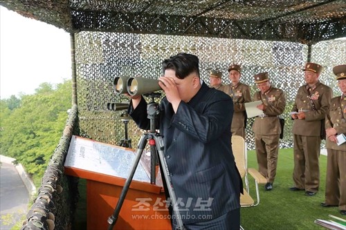 김정은원수님께서 고사포병사격경기를 보시였다.(조선중앙통신)