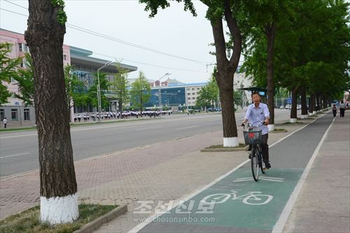  평양시에 새로 건설된 자전거길(사진-김숙미기자)