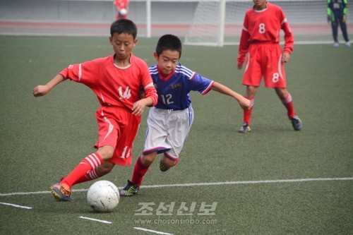 도꾜제1초중 축구선수단 대 룡흥초급중학교와의 경기모습(사진 김숙미기자)