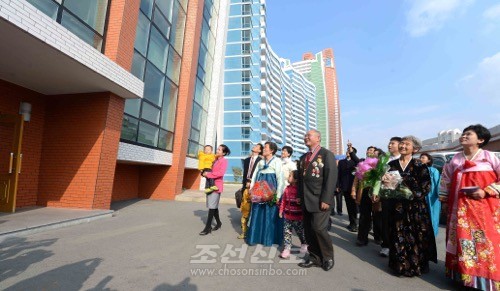 미래과학자거리에 입사한 교원과 그의 가족들(조선중앙통신)