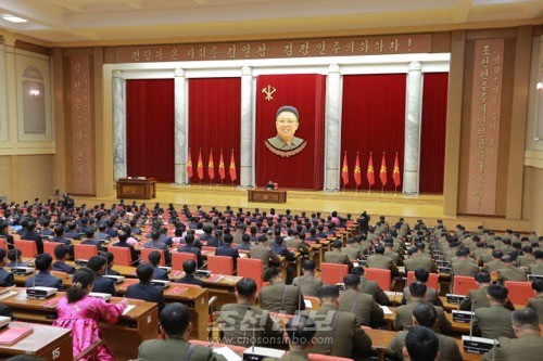 김정은원수님 참석밑에 조선인민군 제3차 수산부문열성자회의 참가자들에 대한 당 및 국가표창수여식이 28일 당중앙위원회 회의실에서 진행되였다.(조선중앙통신)