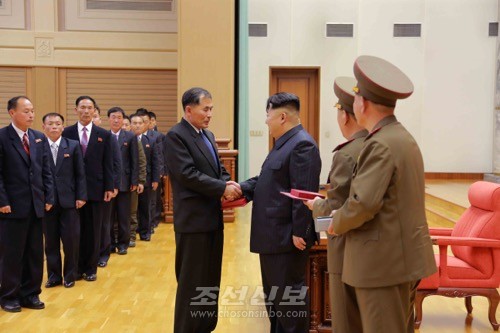 김정은원수님 참석밑에 조선인민군 제3차 수산부문열성자회의 참가자들에 대한 당 및 국가표창수여식이 28일 당중앙위원회 회의실에서 진행되였다.(조선중앙통신)