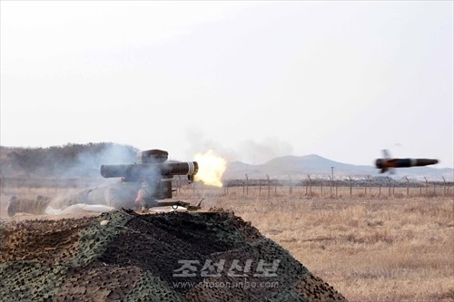 김정은원수님께서 새로 개발한 반땅크유도무기시험사격을 지도하시였다.(조선중앙통신)