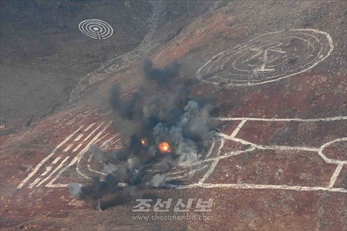 김정은원수님께서 조선인민군 대련합부대들사이의 쌍방실동훈련을 지도하시였다.(조선중앙통신)