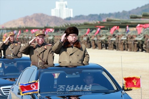 김정은원수님께서 청와대와 서울시안의 반동통치기관들을 격멸소탕하기 위한 조선인민군 전선대련합부대 장거리포병대집중화력타격연습을 지도하시였다.(조선중앙통신)