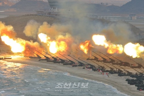 김정은원수님께서 청와대와 서울시안의 반동통치기관들을 격멸소탕하기 위한 조선인민군 전선대련합부대 장거리포병대집중화력타격연습을 지도하시였다.(조선중앙통신)