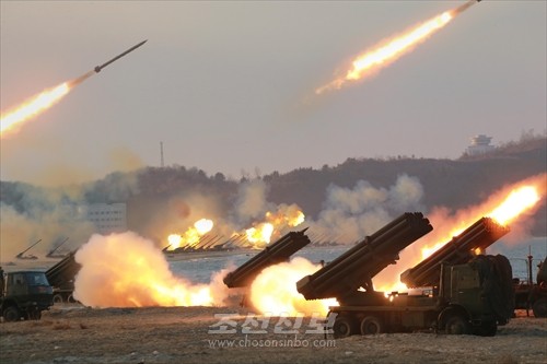 김정은원수님께서 청와대와 서울시안의 반동통치기관들을 격멸소탕하기 위한 조선인민군 전선대련합부대 장거리포병대집중화력타격연습을 지도하시였다.(조선중앙통신)