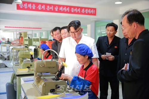 김정은원수님께서 새로 건설한 평양체육기자재공장을 현지지도하시였다.(조선중앙통신)