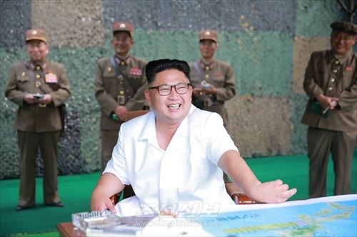 김정은원수님께서 조선인민군 전략군 화성포병부대들의 탄도로케트발사훈련을 지도하시였다.(조선중앙통신)