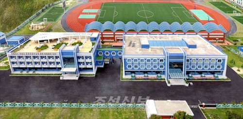 동평양지구에 현대적인 체육기지／시축구학교와 시항공구락부를 새로 건설