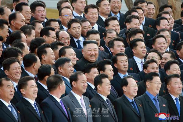 김정은원수님께서 제1차 시, 군당책임비서강습회에 참가한 도, 시, 군당책임비서들과 기념사진을 찍으시였다