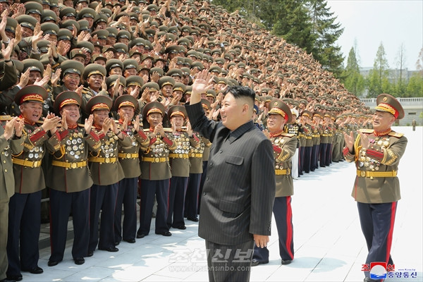 김정은원수님께서 조선인민군 제１차 지휘관,정치일군강습회 참가자들과 기념사진을 찍으시였다
