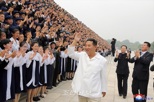 김정은원수님께서 청년절경축행사참가자들과 뜻깊은 기념사진을 찍으시였다