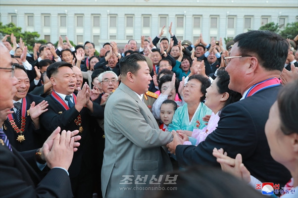 김정은원수님께서 공화국창건 73돐 경축행사에 참가한 로력혁신자, 공로자들을 만나시고 축하해주시였다