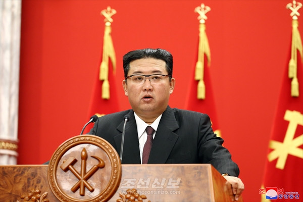김정은원수님께서 강령적인 연설 《사회주의건설의 새로운 발전기에 맞게 당사업을 더욱 개선강화하자》를 하시였다
