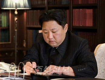 김정은원수님께서 신형대륙간탄도미싸일시험발사를 단행할데 대한 명령 하달
