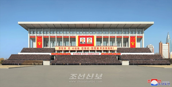 김정은동지께서 조선로동당 제2차 초급당비서대회 참가자들과 기념사진을 찍으시였다