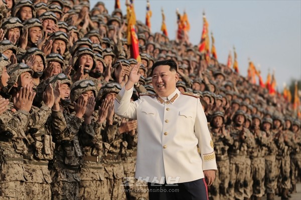김정은원수님께서 조선인민혁명군창건 90돐경축 열병식참가부대 지휘관,병사들과 기념사진을 찍으시였다