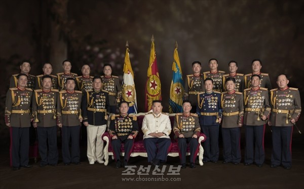 김정은원수님께서 열병식을 성과적으로 지휘한 조선인민군 지휘성원들을 만나시고 축하