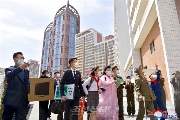 화성거리에 기쁨과 감격의 목소리 넘쳐나／새집들이 시작