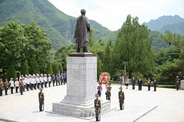 김정은원수님께서 조국해방전쟁승리 70돐에 즈음하여 중국인민지원군렬사릉원을 찾으시였다