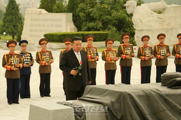 김정은원수님께서 전승 70돐에 즈음하여 조국해방전쟁참전렬사묘를 찾으시였다