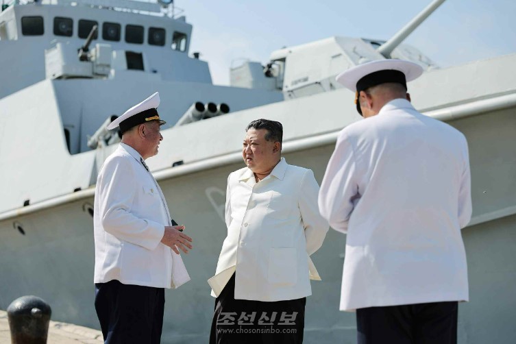 김정은원수님께서 오중흡7련대칭호를 수여받은 조선인민군 해군 동해함대 근위 제2수상함전대를 시찰