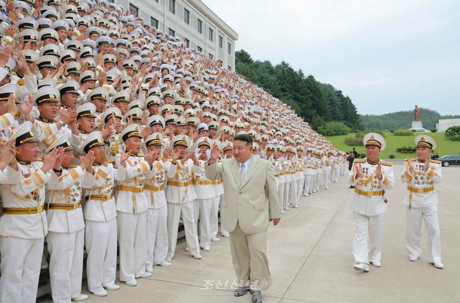 김정은원수님께서 해군절에 즈음하여 조선인민군 해군사령부를 축하방문