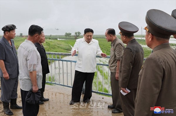 김정은원수님께서 강원도 안변군 오계리일대의 태풍피해현장을 돌아보시였다