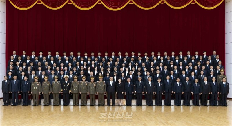 김정은원수님께서 로씨야련방방문을 수행한 대표단성원들과 기념사진을 찍으시였다