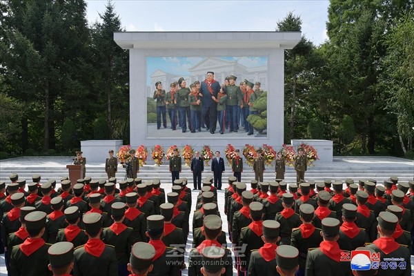 김정은원수님의 영상을 형상한 모자이크벽화를 만경대혁명학원에 모시였다
