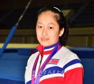《항주아시아경기대회 금메달수상자들》②녀자기계체조 안창옥선수