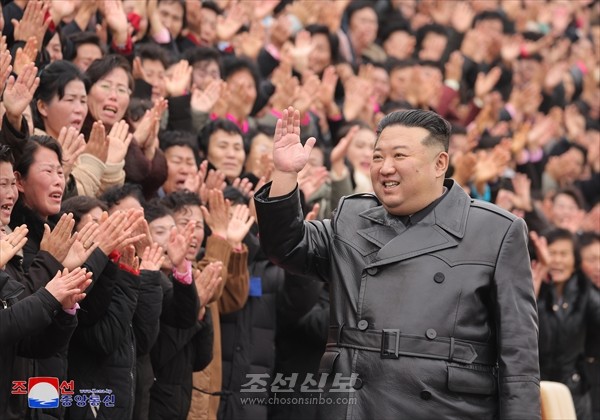 김정은원수님께서 제5차 전국어머니대회 참가자들과 기념사진을 찍으시였다