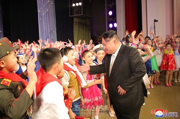 김정은원수님을 모시고 학생소년들의 2024년 설맞이공연 성대히 진행