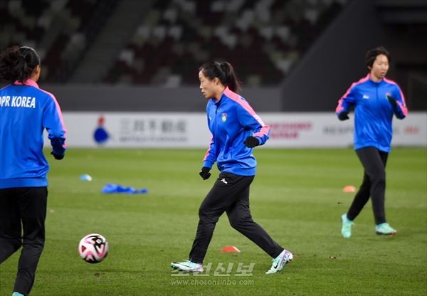 〈빠리올림픽 최종예선〉조선녀자축구선수들이 전날훈련