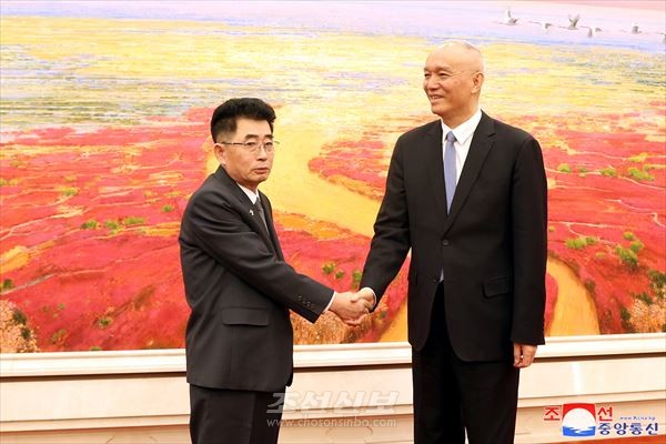 조선로동당대표단 단장이 중국공산당 중앙위원회 서기처 서기를 만났다