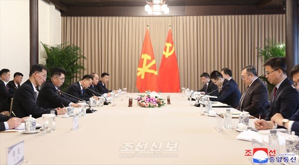 조선로동당 중앙위원회 국제부장과 중국공산당 중앙위원회 대외련락부장사이의 회담 진행