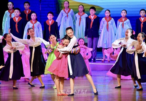 〈김일성주석님탄생 112돐〉재일조선학생소년들의 공연성과에 기여