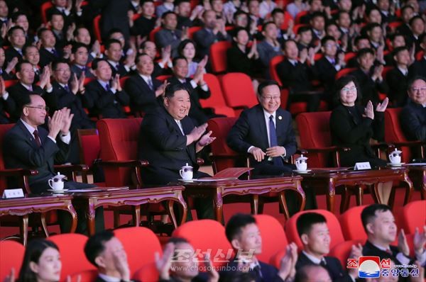 김정은원수님께서 중국중앙민족악단의 특별음악회를 관람