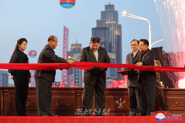 김정은원수님께서 전위거리 준공식에 참석하시여 준공테프를 끊으시였다