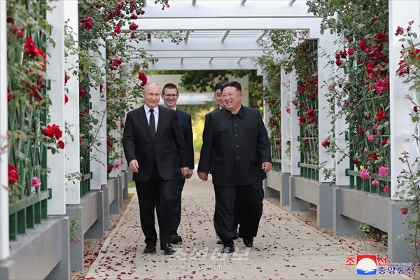 김정은원수님께서 뿌찐대통령과 금수산영빈관 정원구역에서 시간을 함께 보내시며 친교를 두터이 하시였다