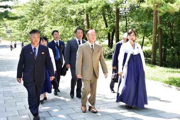 사회주의강국의 발전상과 변함없는 친혈육의 정/조국의 품에 안긴 재일본조선인축하단