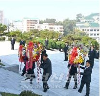 중국인민지원군 조선전선참전 74돐에 즈음하여 우의탑에 화환 진정