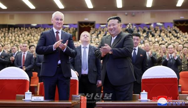 로씨야련방 군사대표단을 환영하는 공연 진행／김정은원수님께서 관람