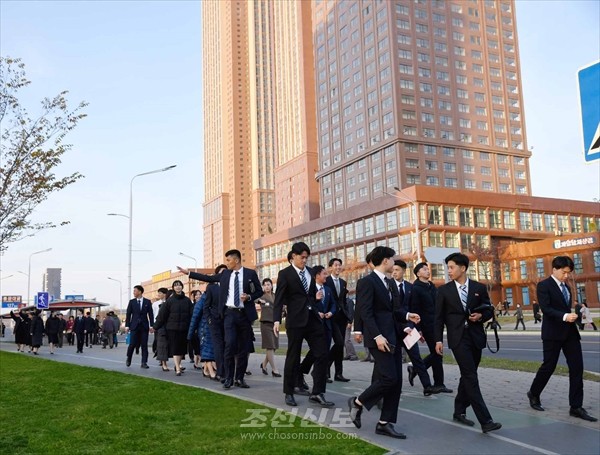 〈3차 조대조국방문단〉전위거리, 개선문 등 여러 곳 참관