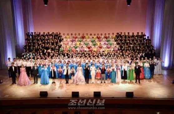 70년사에 수놓아진 조국의 사랑을 관람자들에게 ／노래와 연주에 담은 출연자들의 뜨거운 마음