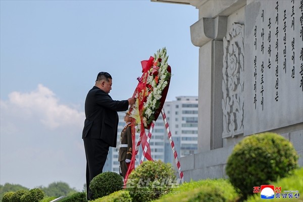 김정은원수님께서 조국해방전쟁승리 72돐에 즈음하여 우의탑을 찾으시였다